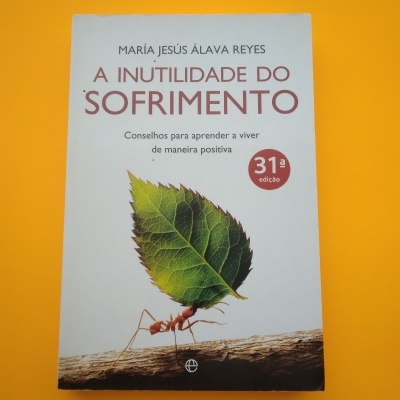 Capa do livro 'A INUTILIDADE DO SOFRIMENTO' com uma formiga carregando uma folha verde