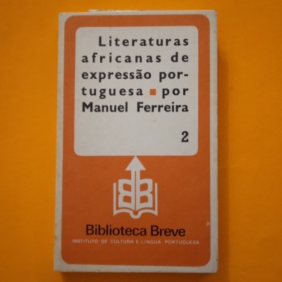 Capa de livro laranja e branca com título e autor