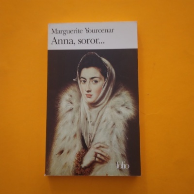 Capa do livro Anna, soror... de Marguerite Yourcenar com imagem de mulher vestindo casaco de pele