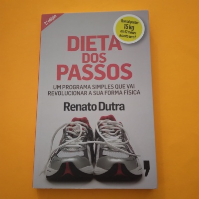 Capa de livro com título Dieta dos Passos, ténis desportivos e texto em português
