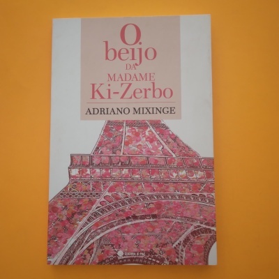 Capa de livro com título e ilustração da Torre Eiffel em tons de rosa.