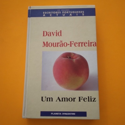 Livro 'Um Amor Feliz' de David Mourão-Ferreira com capa branca e pêssego