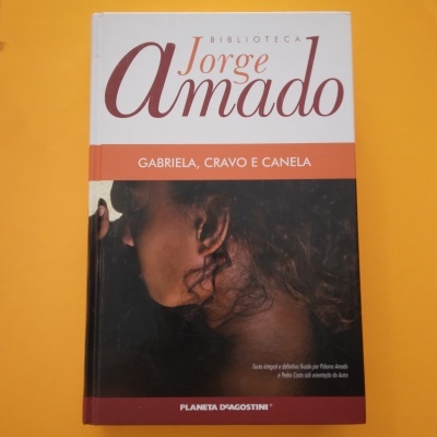 Capa do livro 'Gabriela, Cravo e Canela' de Jorge Amado com imagem de mulher de perfil