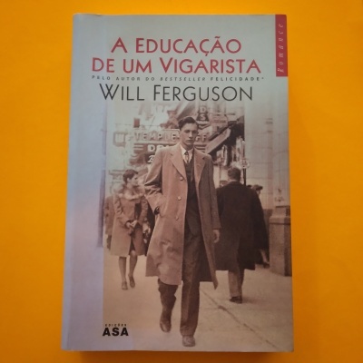 Capa do livro 'A EDUCAÇÃO DE UM VIGARISTA' de Will Ferguson com imagem em preto e branco de homem em sobretudo