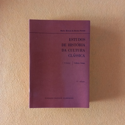 Livro com capa roxa com texto sobre história da cultura clássica