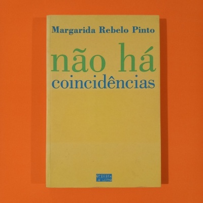 Livro amarelo com título 
