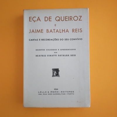 Livro branco com texto em castanho e preto sobre fundo laranja