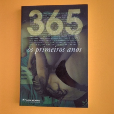 Livro 'SUE os primeiros anos' com imagem azul e verde sobre fundo amarelo