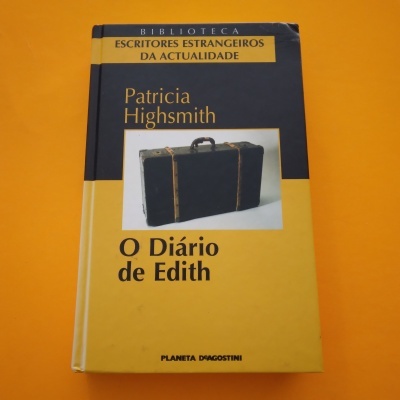 Livro 'O Diário de Edith' de Patricia Highsmith com capa amarela e azul e imagem de mala preta.