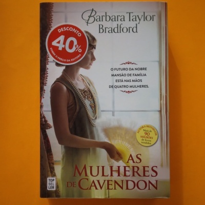 Capa do livro As Mulheres de Cavendon com uma mulher e selos de desconto e vendas