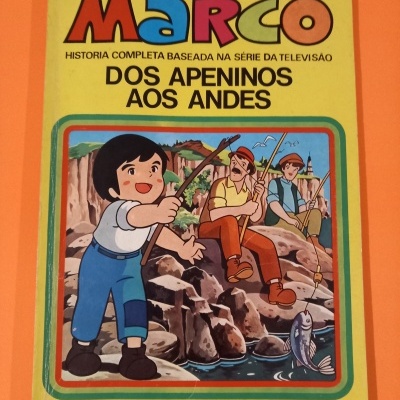 Capa de livro amarelo com ilustração de três personagens pescando e texto do título e descrição