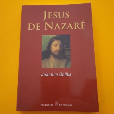 Capa de livro vermelho com retrato de Jesus, título JESUS DE NAZARÉ e autor Joachim Gnilka