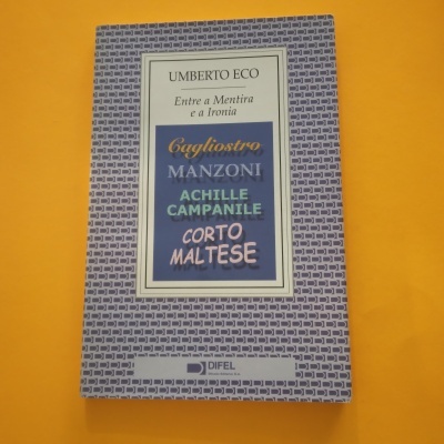 Capa do livro 'Entre a Mentira e a Ironia' de Umberto Eco com texto colorido sobre fundo cinzento padronizado