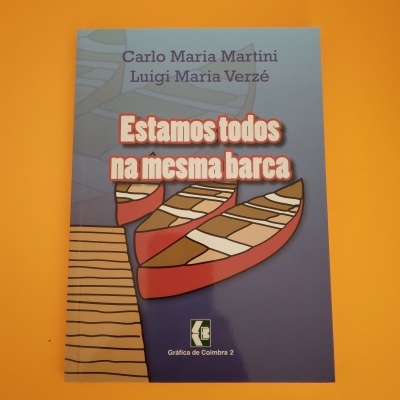 Livro com capa azul e ilustração de barcos e cais.