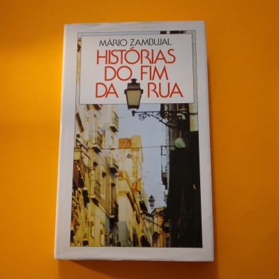 Capa do livro 'Histórias do Fim da Rua' com fotografia de rua urbana e fundo laranja.