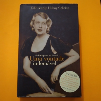 Capa de livro com fotografia antiga de mulher loira em vestido escuro.