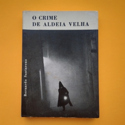 Capa de livro 'O CRIME DE ALDEIA VELHA' com imagem em preto e branco e texto em letras pretas.