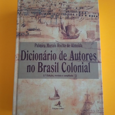 Livro 'Dicionário de Autores no Brasil Colonial' com capa ilustrada e texto visível