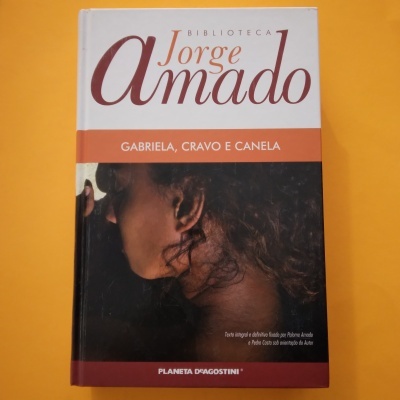 Capa do livro 'Gabriela, Cravo e Canela' da Biblioteca Jorge Amado com imagem de mulher de perfil e tons escuros