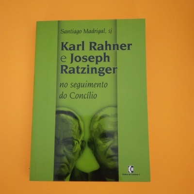 Livro com capa verde com texto sobre fundo laranja
