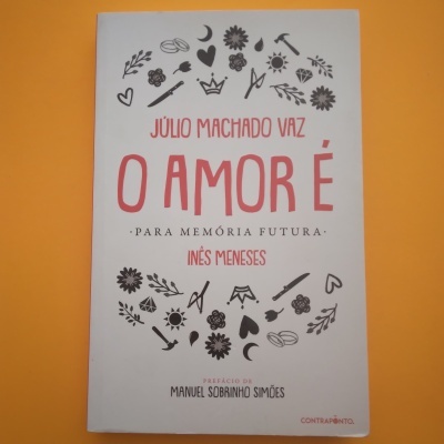 Capa de livro branco com textos e desenhos pretos e vermelhos e fundo laranja.