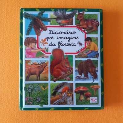 Capa de livro infantil com ilustrações de animais e plantas da floresta