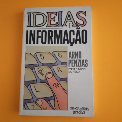 Livro IDEIAS E INFORMAÇÃO com capa branca e ilustração de teclado e mão sobre fundo amarelo