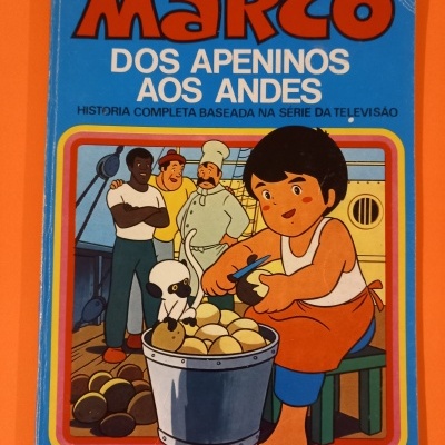 Capa de livro infantil azul com personagens animados e texto em português