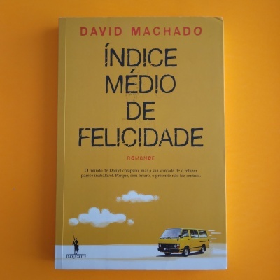 Capa do livro Índice Médio de Felicidade com fundo amarelo e ilustrações.