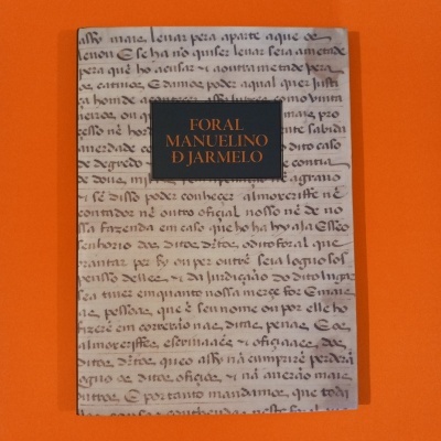 Livro Foral Manuelino D Jarmelo com capa manuscrita antiga e título em dourado.