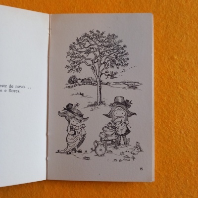 Página de livro ilustrado com duas figuras femininas em trajes antigos e uma árvore ao fundo