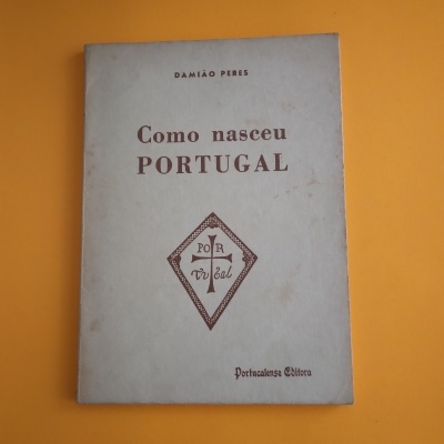 Capa de livro cinza claro com texto e símbolo castanho sobre fundo laranja