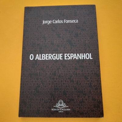 Capa de livro preto com título e autor em branco e padrão de texto de fundo cinza escuro