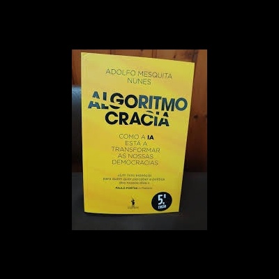 Capa de livro amarelo com título e texto em preto
