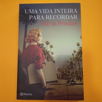 Capa do livro Uma Vida Inteira Para Recordar com mulher loira e estrada
