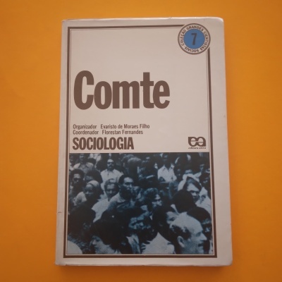 Livro Comte sobre Sociologia com capa branca e imagem de multidão