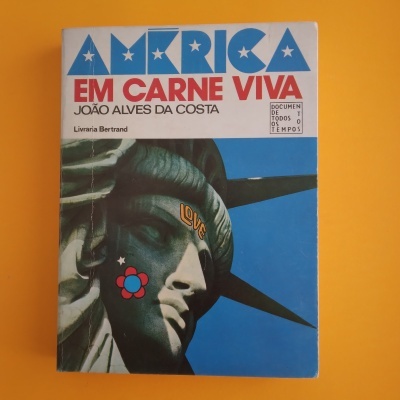 Livro com capa da Estátua da Liberdade e texto em vermelho e azul