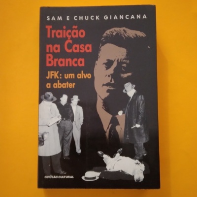 Capa de livro Traição na Casa Branca sobre JFK com imagem de homens e figura caída