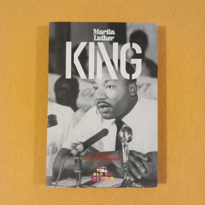 Capa de livro preto e branco com foto de Martin Luther King e texto KING.