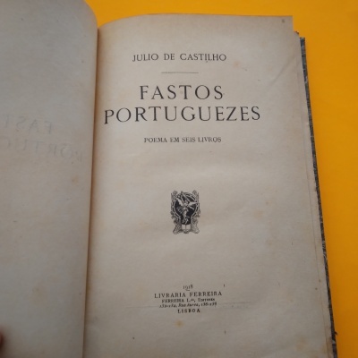 Livro antigo aberto com título 'FASTOS PORTUGUEZES' de Júlio de Castilho em fundo amarelo