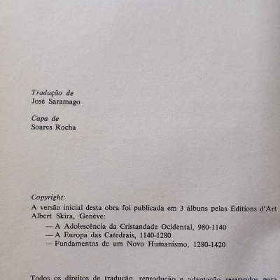 Página de livro com texto sobre tradução, capa e copyright