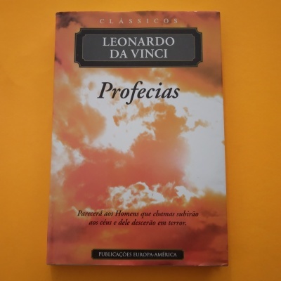 Capa do livro Profecias de Leonardo Da Vinci com fundo de nuvens laranja