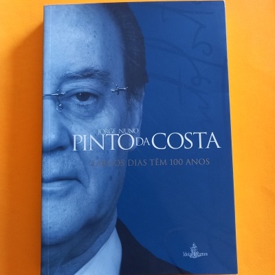 Capa de livro azul com rosto parcial de homem e título branco