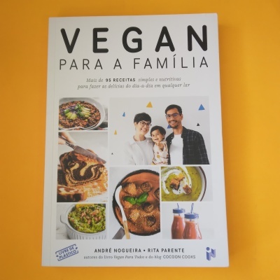 Capa do livro 'VEGAN PARA A FAMÍLIA' com imagens de pratos e uma família