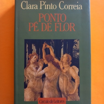 Capa de livro PONTO PÉ DE FLOR de Clara Pinto Correia com ilustração de três mulheres e selo Círculo de Leitores