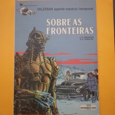 Capa de banda desenhada com robô e pessoas junto a carro antigo