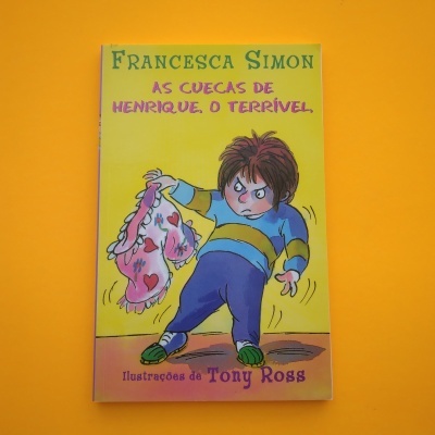 Capa do livro 'As Cuecas de Henrique, O Terrível' com ilustração de menino zangado segurando cuecas cor de rosa