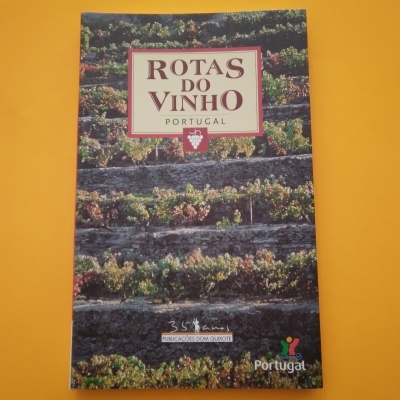 Capa de livro 'ROTAS DO VINHO PORTUGAL' com imagem de vinhas em socalcos e texto visível.