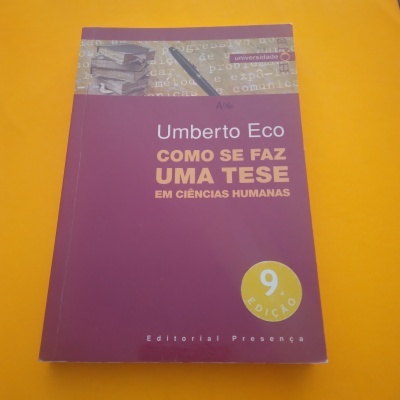 Livro roxo 'Como se faz uma tese' de Umberto Eco sobre fundo amarelo