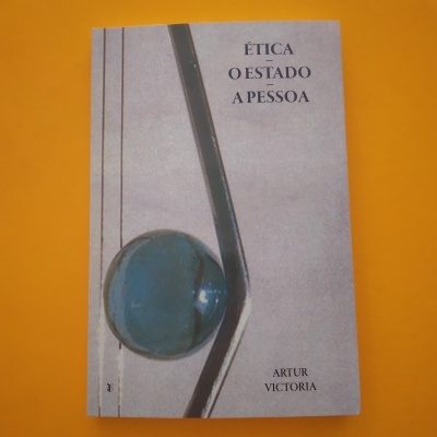 Livro Ética O Estado A Pessoa com capa cinza e esfera azul sobre fundo amarelo
